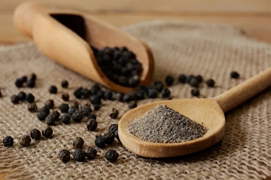 Entdecke die Kraft von Bio-Kurkumapulver und Pfeffer für deine Gesundheit